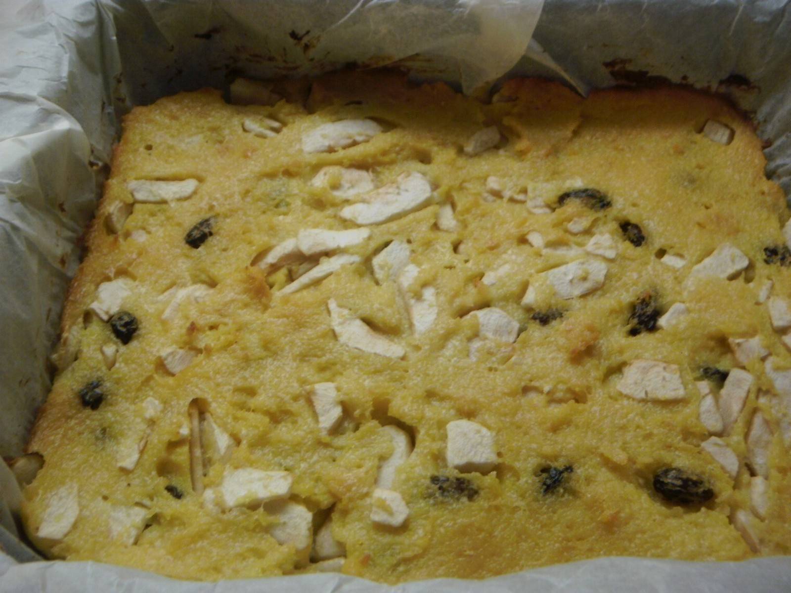 Polenta-Apfelkuchen mit Rosinen