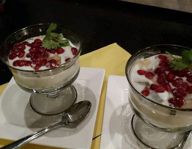 Joghurt mit Birne und Granatapfelkernen Joghurt mit Birne und Granatapfelkernen