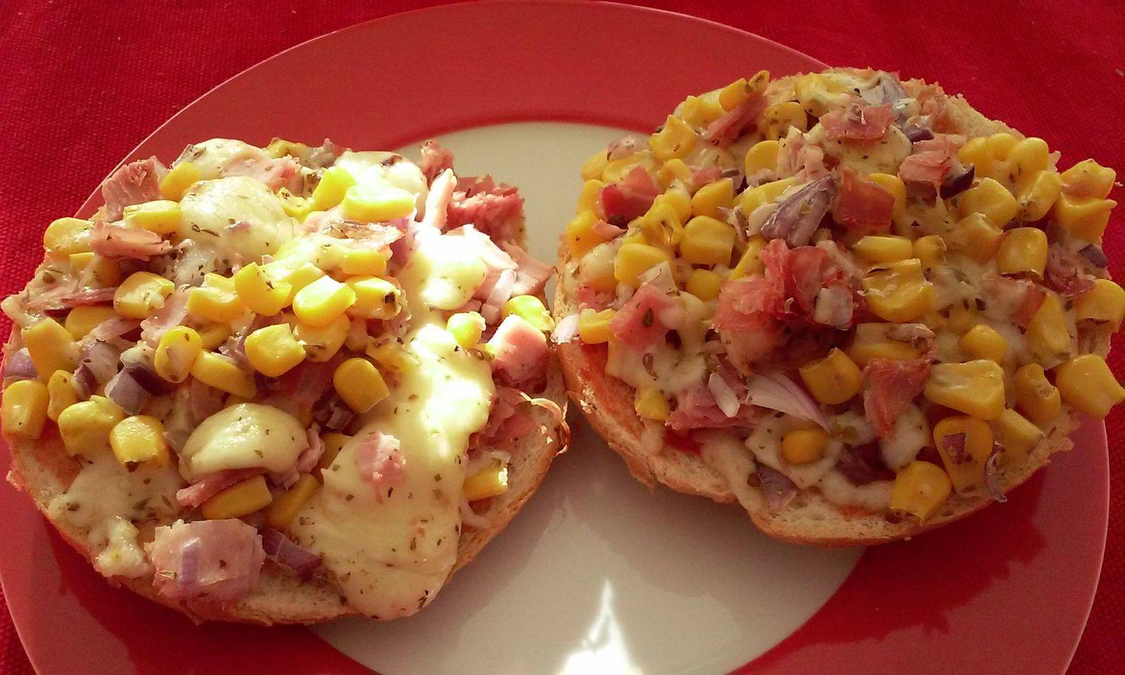 Überbackene Pizza-Semmeln Rezept - ichkoche.de Überbackene Pizza-Semmeln Rezept - ichkoche.de