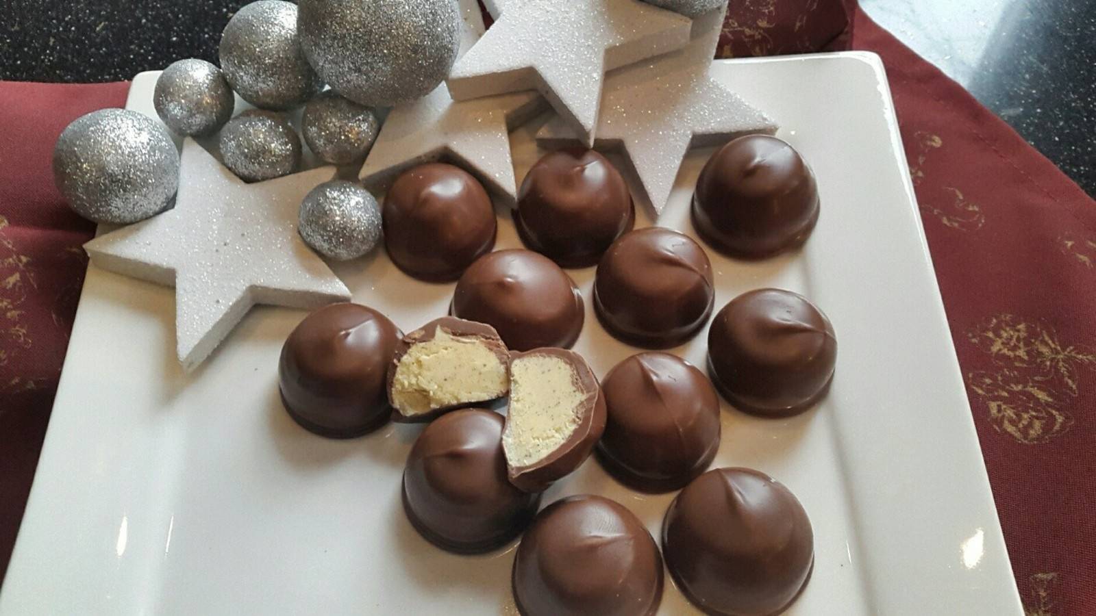 Klicken Sie mit der rechten Maustaste hier, um Bilder herunterzuladen: Weihnachtspralinen
