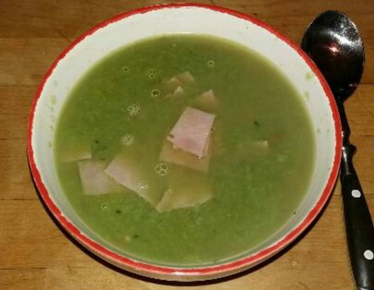 Erbsensuppe mit Schinken