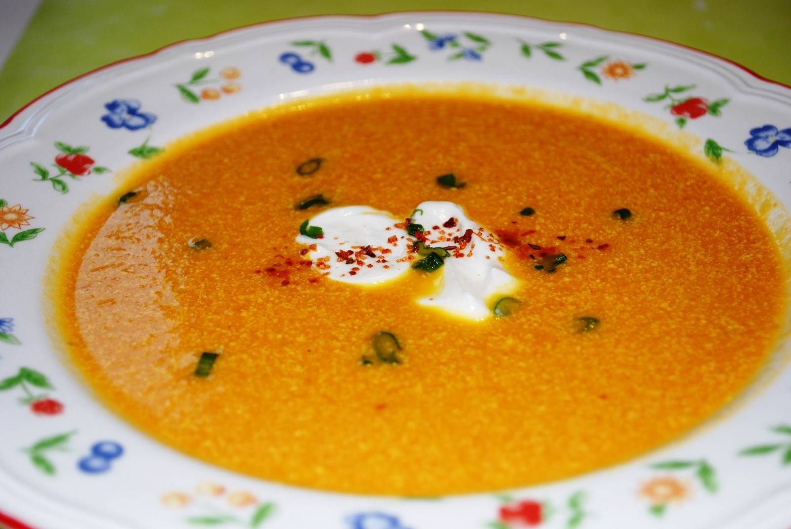 Karotten-Marillensuppe mit Basilikum und Marillenkernöl Rezept ... Karotten-Marillensuppe mit Basilikum und Marillenkernöl Rezept ...