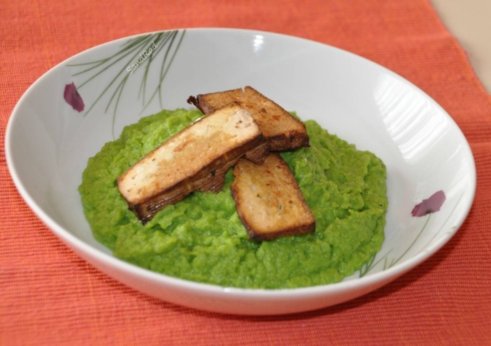 Erbsenpüree mit gebratenem Räuchertofu