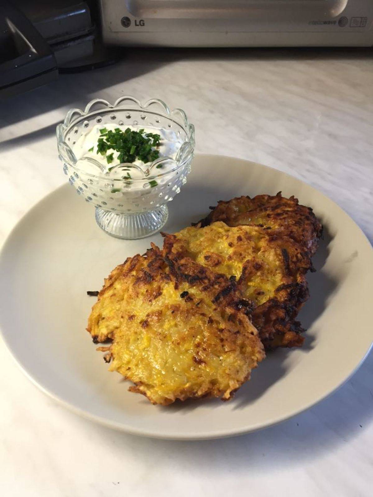 Kartoffel-Kürbis-Rösti mit Schnittlauch-Sauce