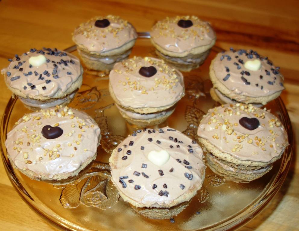 Mini Chocolate Cupcakes mit Chocolate Crème Fraîche Frosting Mini Chocolate Cupcakes mit Chocolate Crème Fraîche Frosting