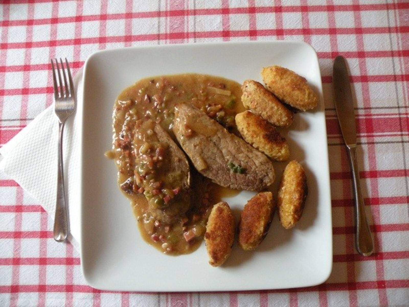Medaillons mit pikanter Sauce
