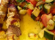 Zitronige Oregano-Hähnchenspieße mit Sommer-Grillsalat Zitronige Oregano-Hähnchenspieße mit Sommer-Grillsalat