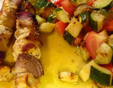 Zitronige Oregano-Hähnchenspieße mit Sommer-Grillsalat Zitronige Oregano-Hähnchenspieße mit Sommer-Grillsalat