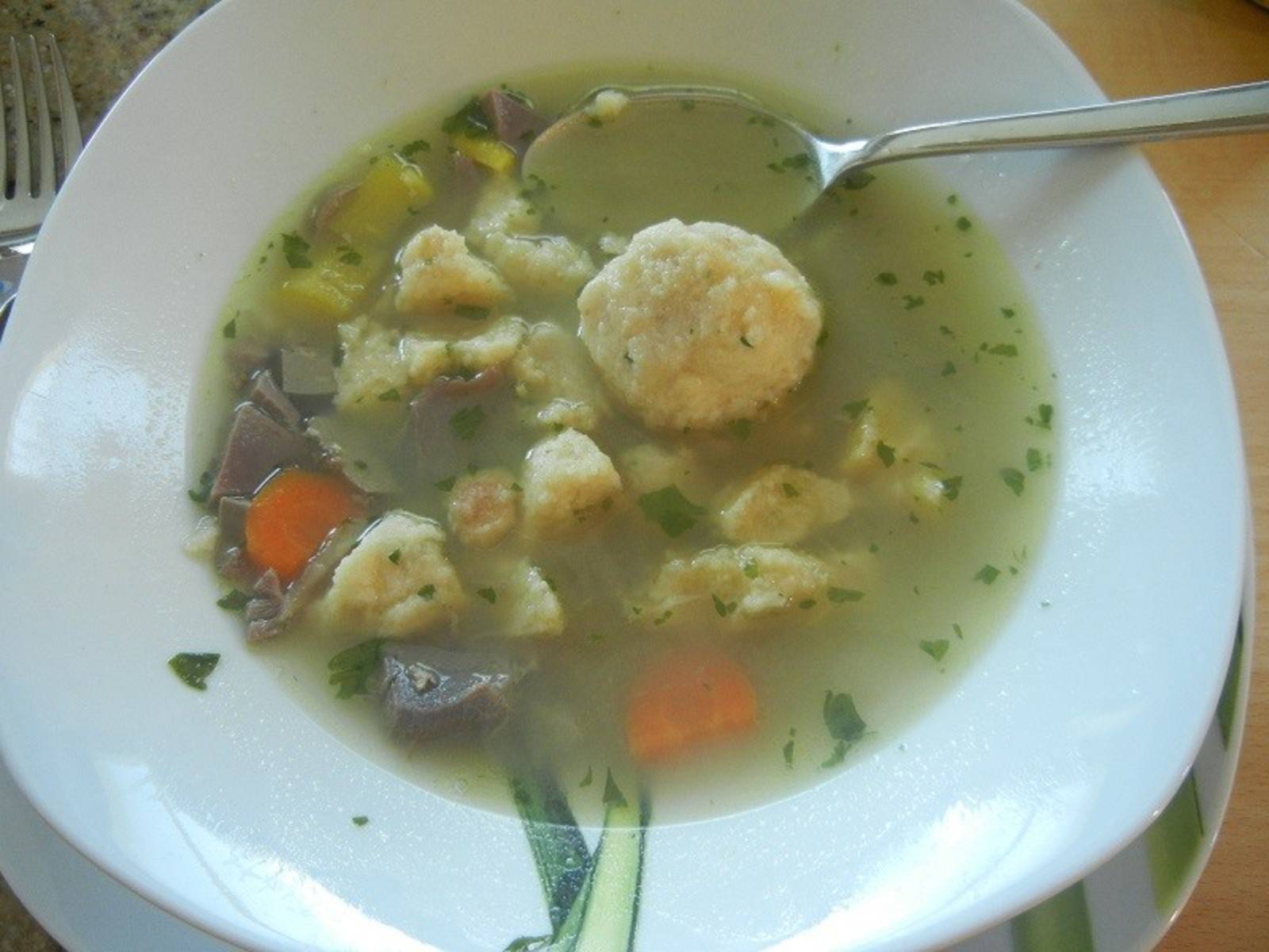 Omas Ganslsuppe mit Bröselknödeln