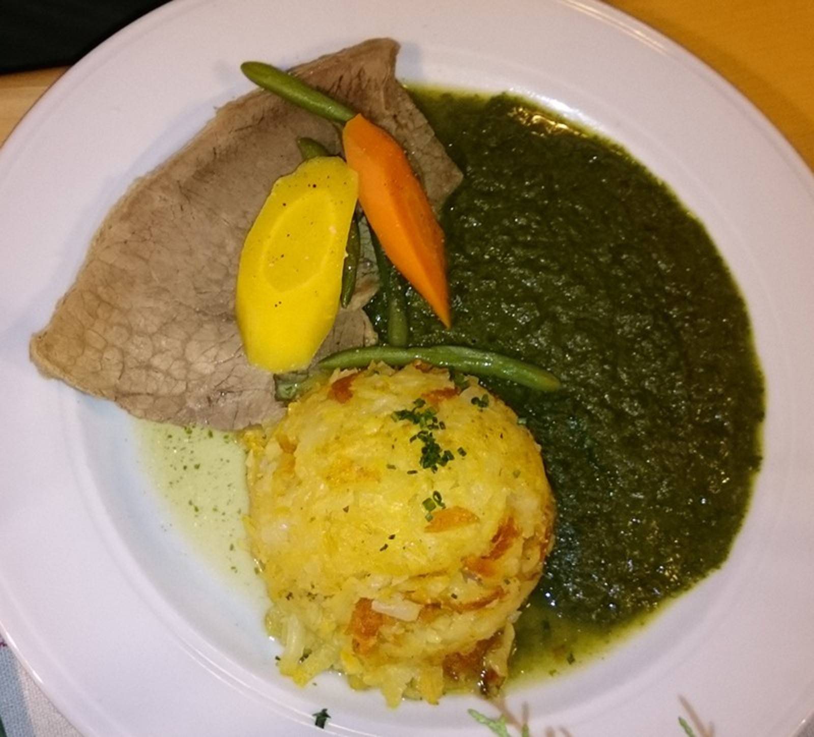 Spinat mit gekochtem Rindfleisch und Röstkartoffeln Rezept - ichkoche.de Spinat mit gekochtem Rindfleisch und Röstkartoffeln Rezept - ichkoche.de