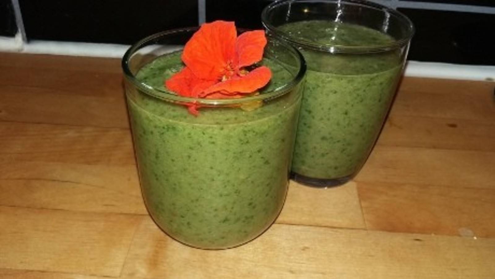 Grüner Smoothie mit Kapuzinerkresse