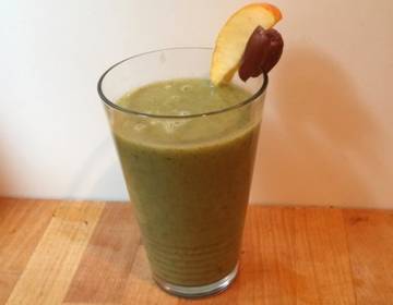 Grüner Smoothie mit Brokkoli und Datteln