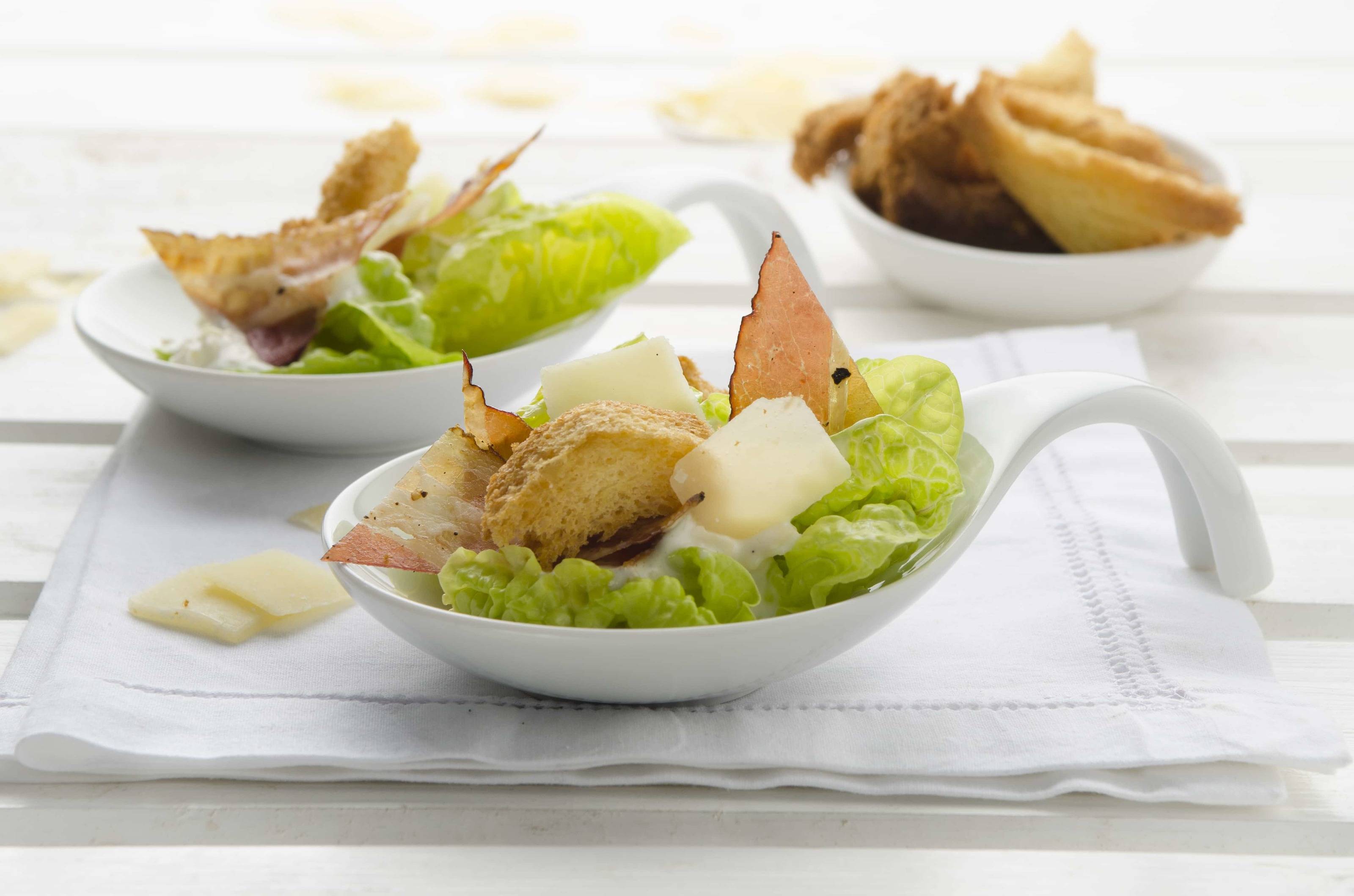 Römersalat mit Caesardressing und Briochecroûtons Rezept