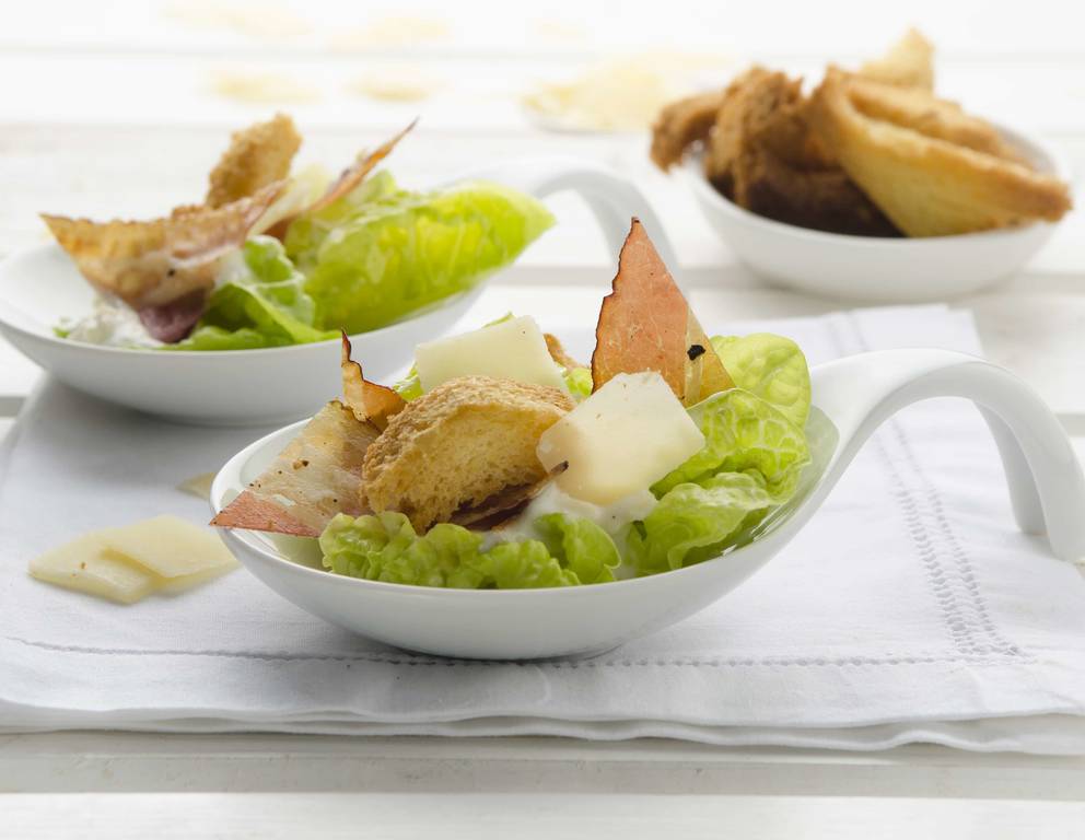 Römersalat mit Caesardressing und Briochecroûtons Römersalat mit Caesardressing und Briochecroûtons