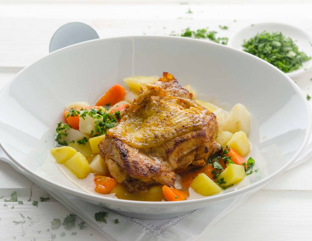 Winterlicher Gemüseeintopf mit saftigen Hendlkeulen Winterlicher Gemüseeintopf mit saftigen Hendlkeulen