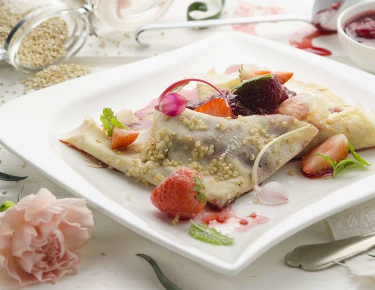 Quinoa-Palatschinken mit Erdbeerröster Quinoa-Palatschinken mit Erdbeerröster