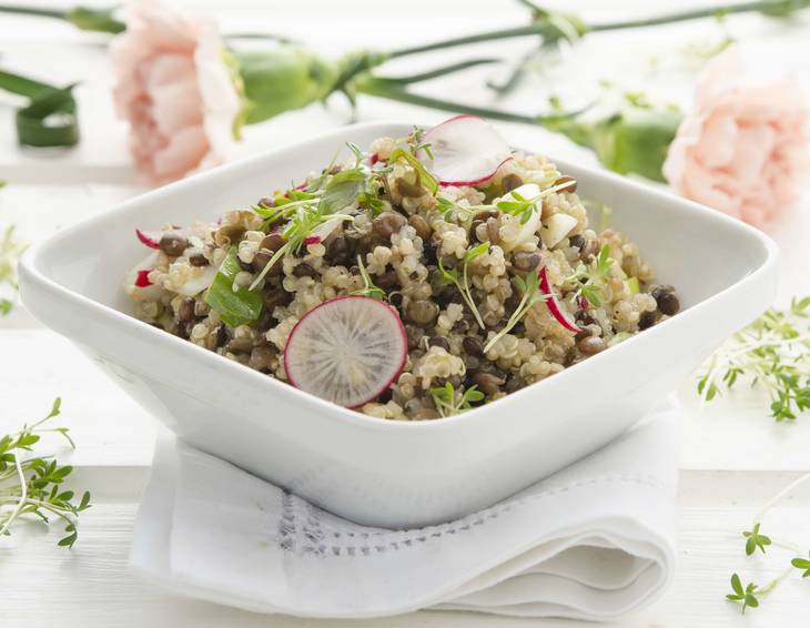 Quinoa-Linsen-Salat mit Radieschen und Zitronenmelisse Quinoa-Linsen-Salat mit Radieschen und Zitronenmelisse