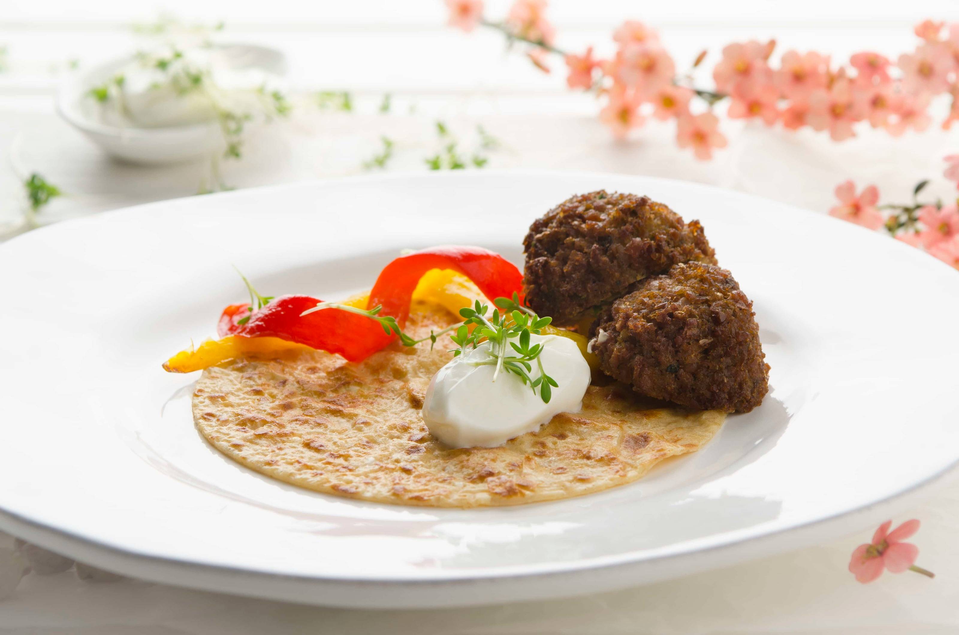 Kichererbsenpalatschinken mit Falafel, Spitzpaprika und Joghurt Rezept