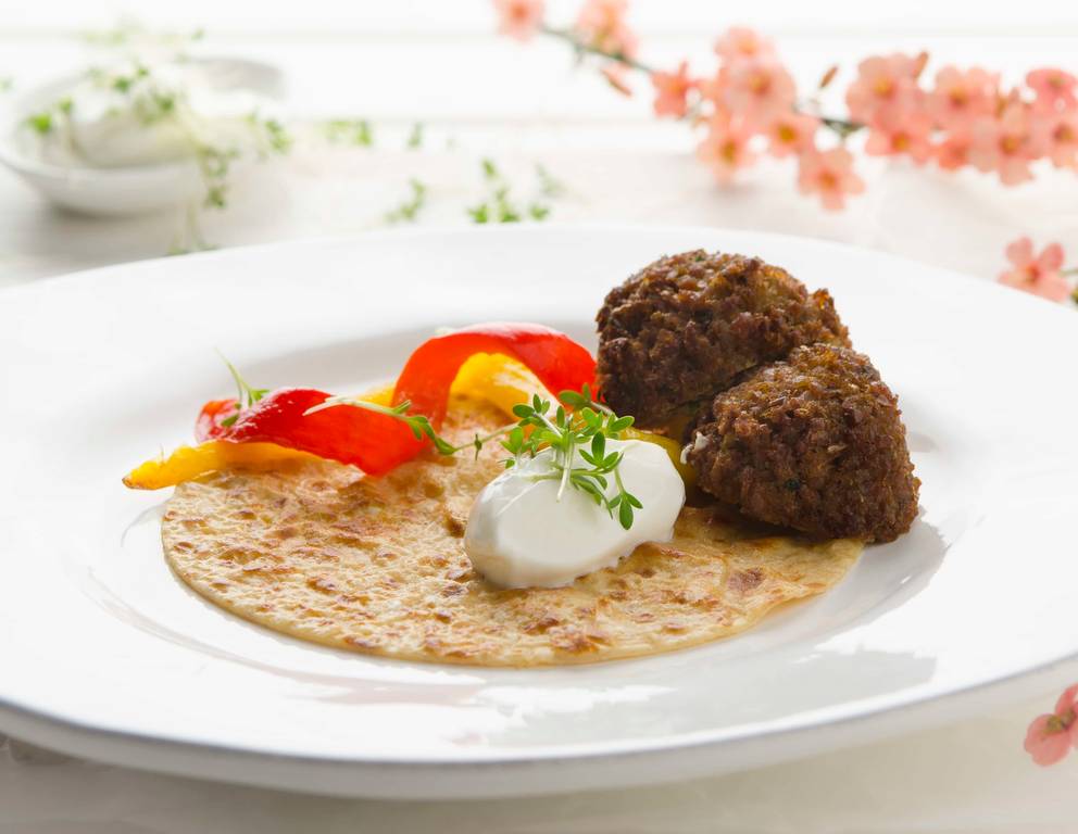 Kichererbsenpalatschinken mit Falafel, Spitzpaprika und Joghurt