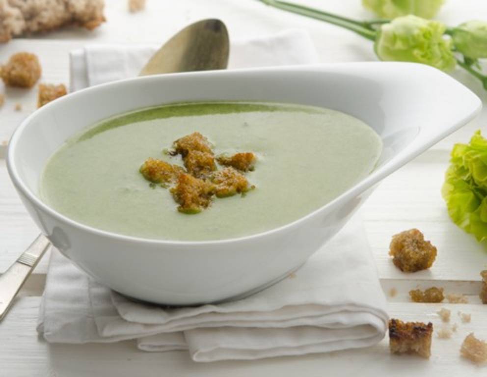 Brennesselsuppe mit knusprigen Brotwürfeln Brennesselsuppe mit knusprigen Brotwürfeln
