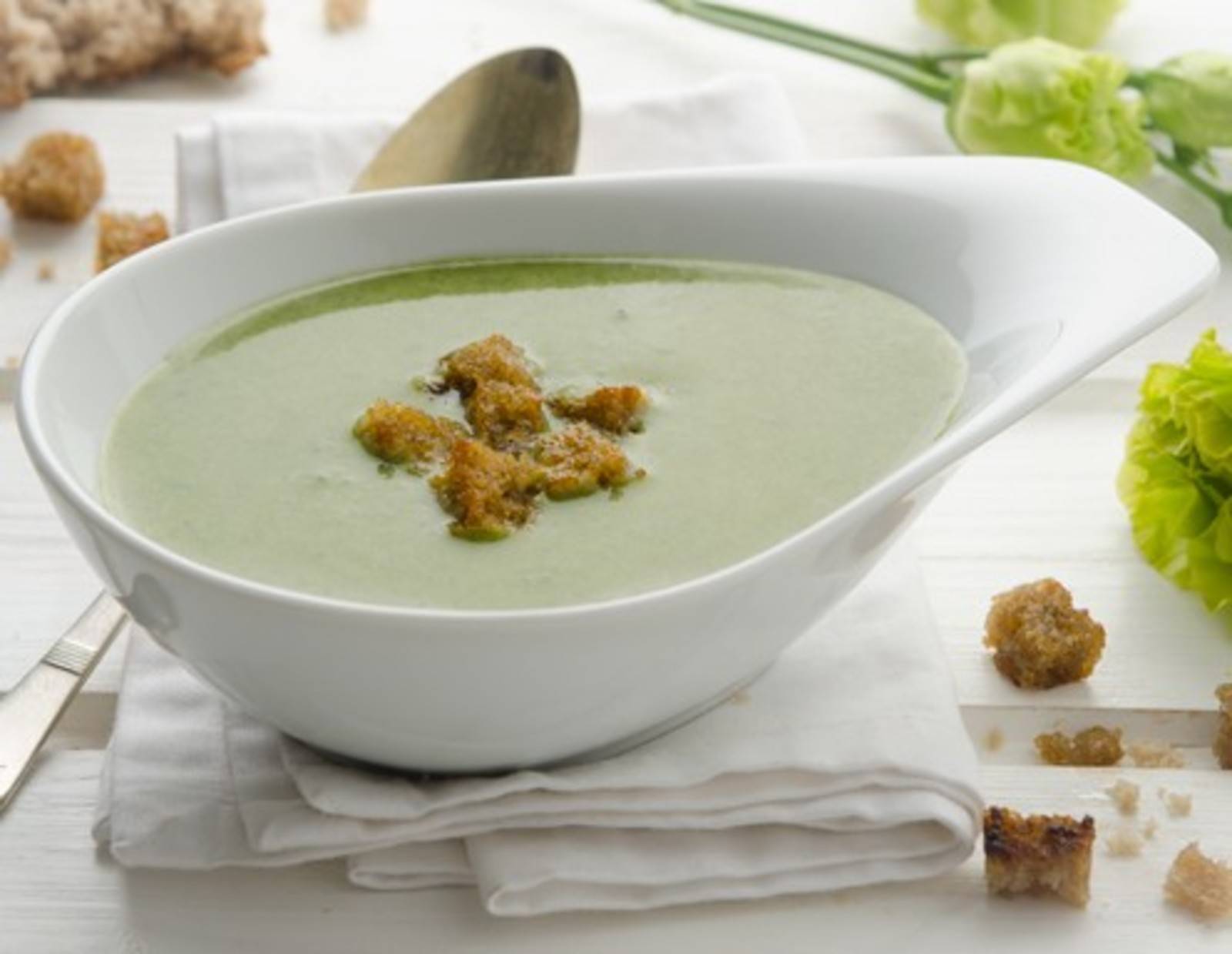 Brennesselsuppe mit knusprigen Brotwürfeln Rezept - ichkoche.at Brennesselsuppe mit knusprigen Brotwürfeln Rezept - ichkoche.at