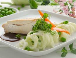 Cremige Kohlrabispiralen mit Hendlbrust Cremige Kohlrabispiralen mit Hendlbrust