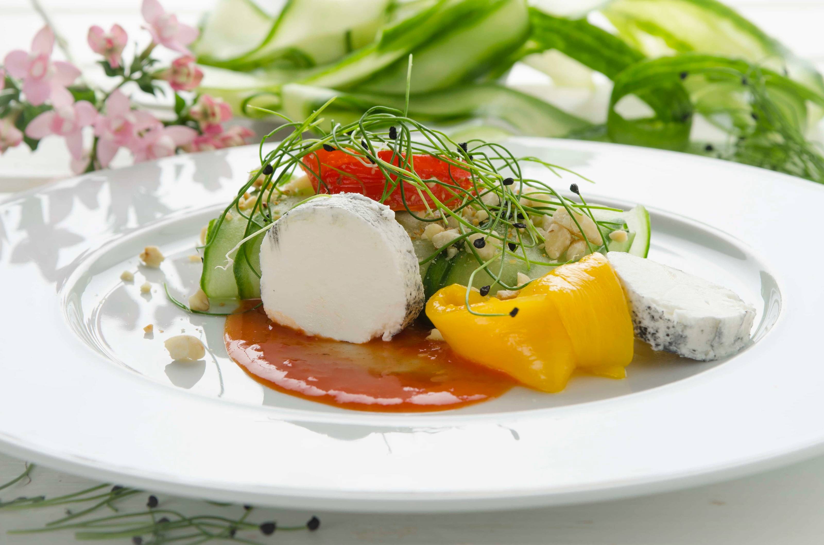 Gurkennudeln mit Spitzpaprika und Ziegenkäse