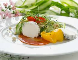 Gurkennudeln mit Spitzpaprika und Ziegenkäse Gurkennudeln mit Spitzpaprika und Ziegenkäse