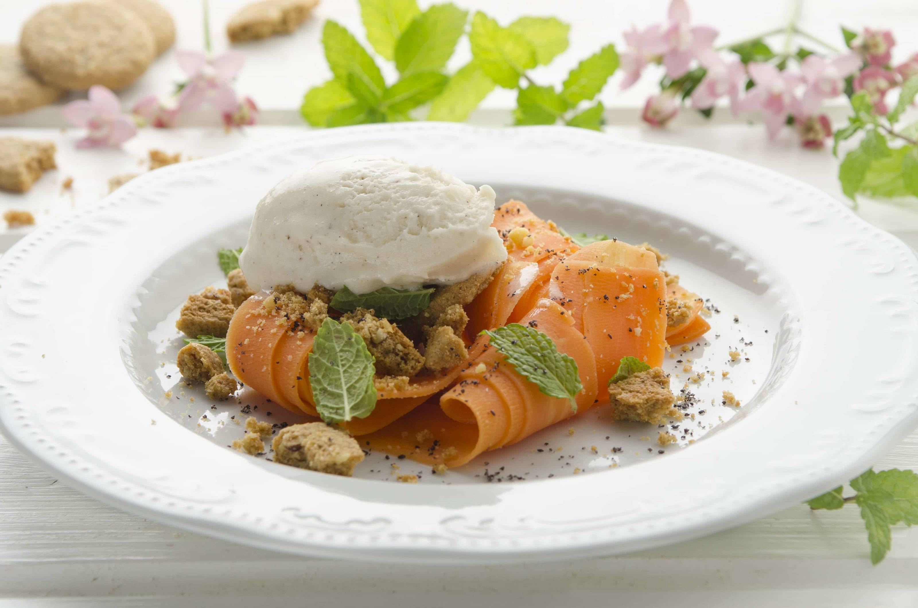 Ingwer-Karotten mit Keksbröseln und Mohneis Rezept - ichkoche.de Ingwer-Karotten mit Keksbröseln und Mohneis Rezept - ichkoche.de