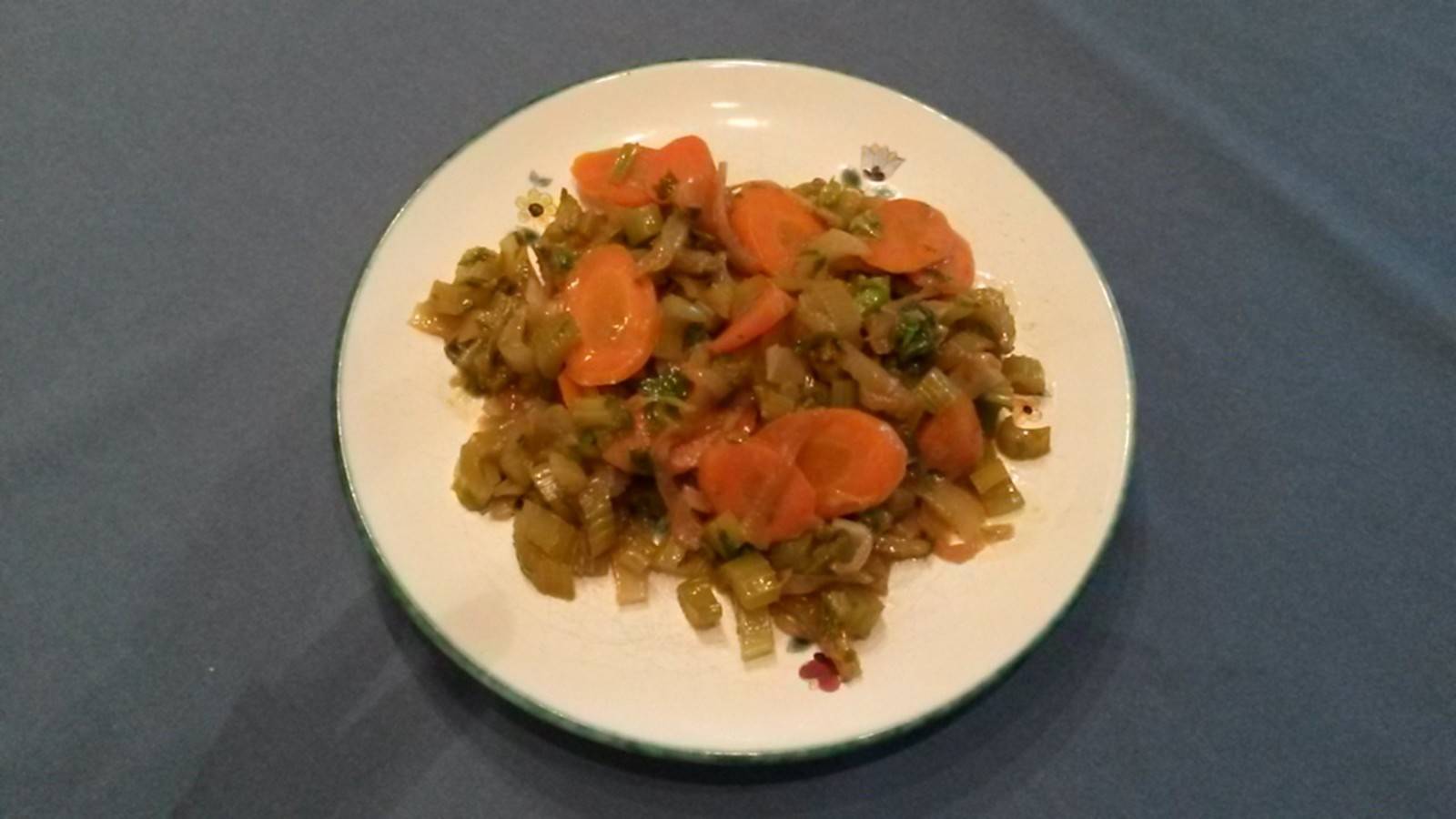Sellerie-Gemüse mit Karotten