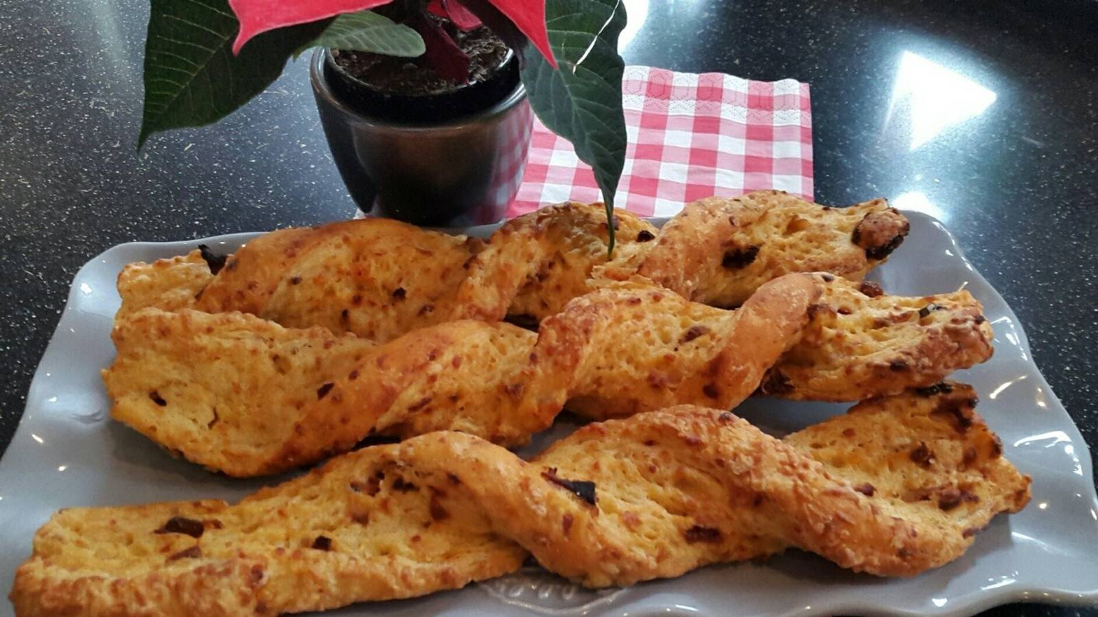 Käsestangerl mit getrockneten Tomaten