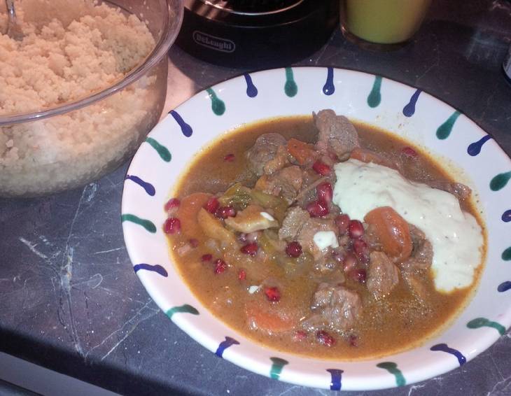 Lamm-Tajine mit Granatapfel und Rauchmandel-Couscous