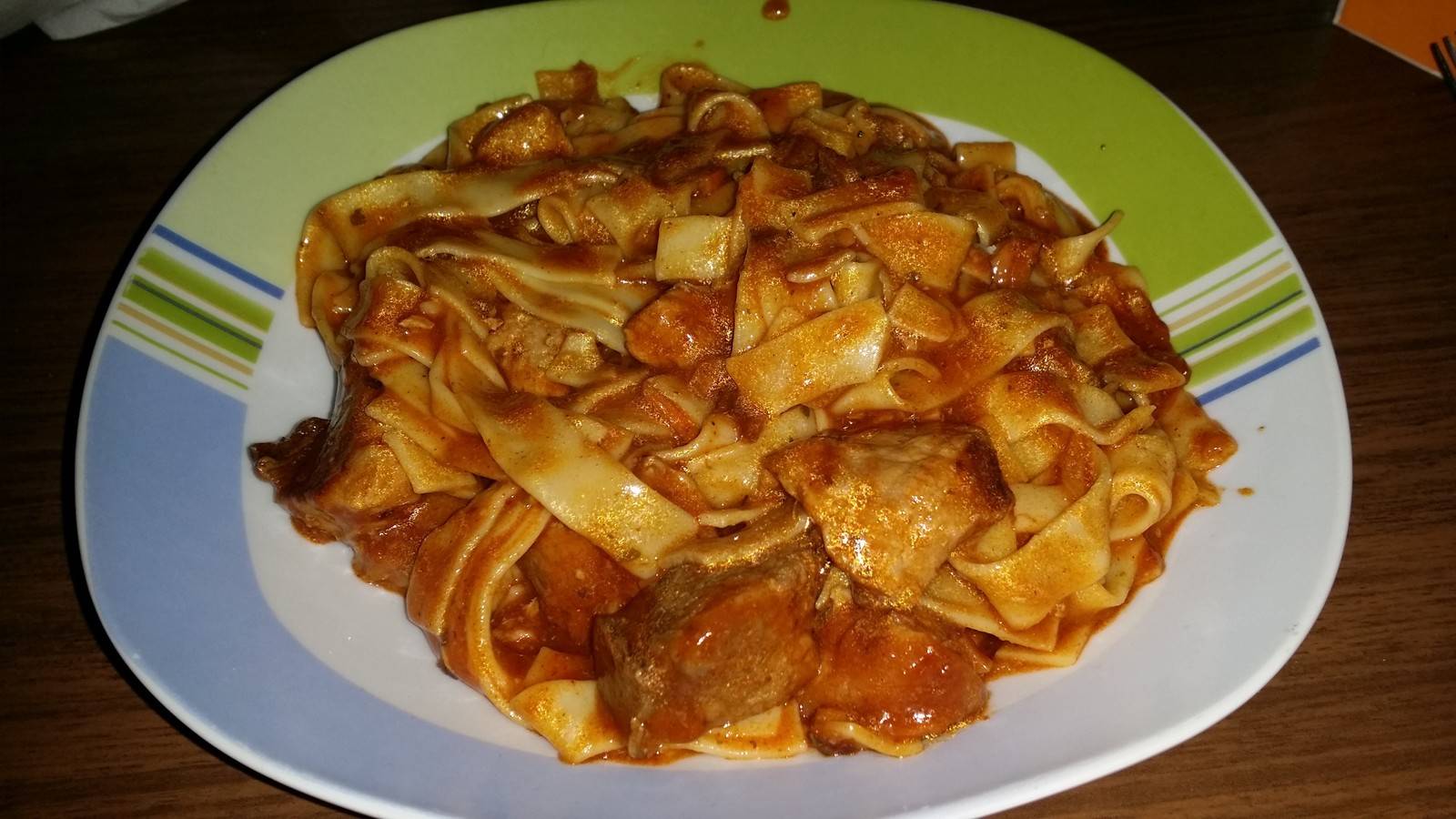 Rindersaftgulasch mit Bandnudeln in Zitronenbutter