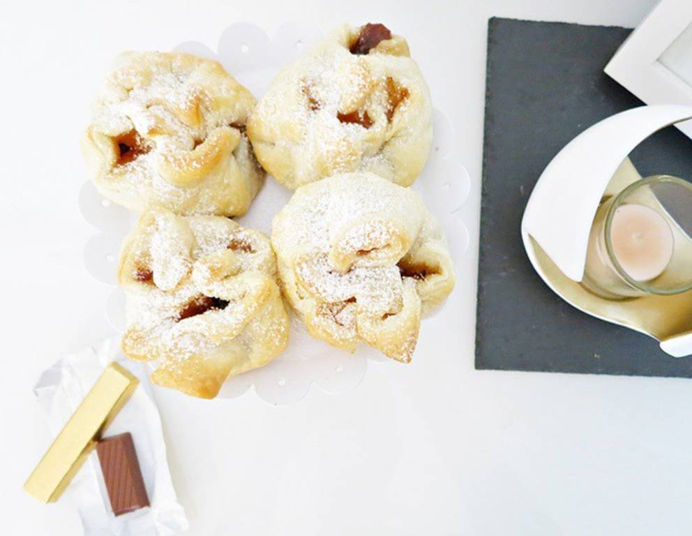 Schnelle Blätterteigtaschen mit Marmelade und Schokolade Schnelle Blätterteigtaschen mit Marmelade und Schokolade