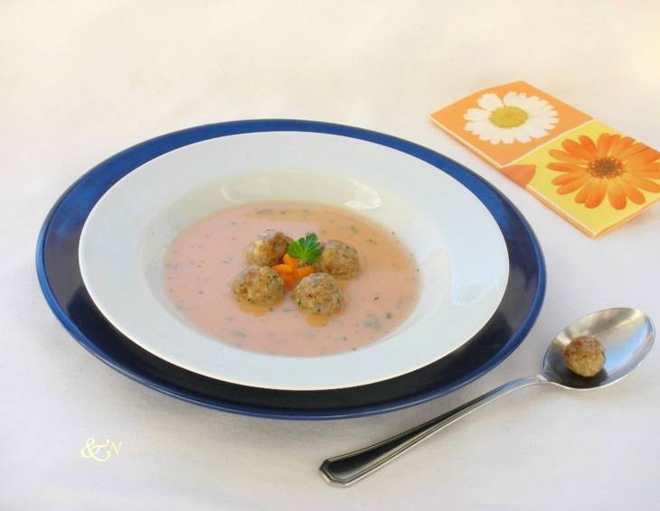 Muskatkürbiscremesuppe mit Köttbullar