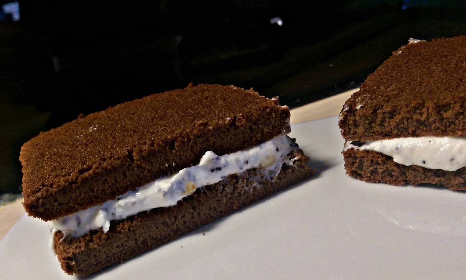 Topfenschnitten mit Mohn und Bananen Rezept - ichkoche.de