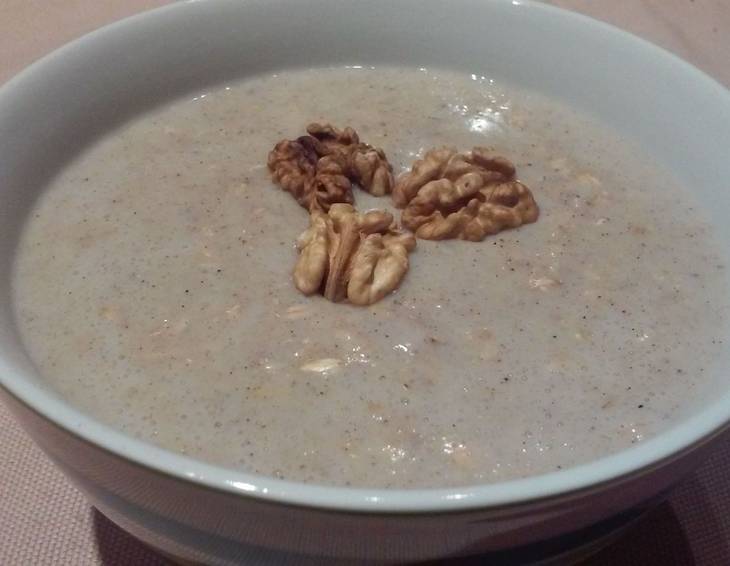 Porridge mit Bananenstücken Porridge mit Bananenstücken