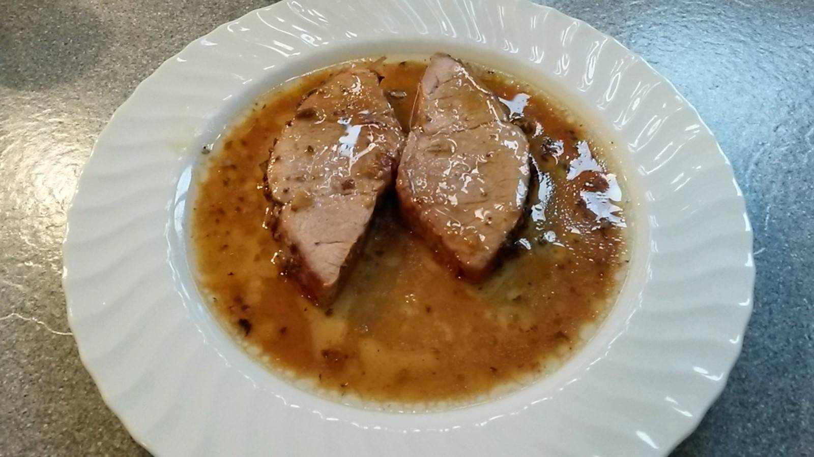 Schweinerollbraten mit Bratensaft