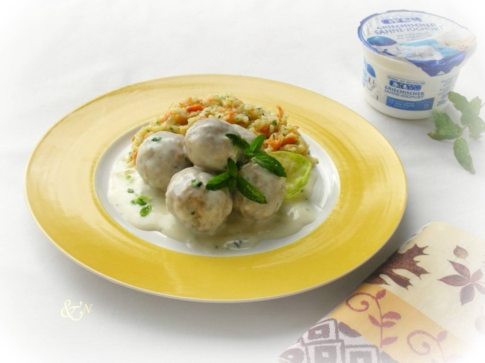 Griechische Fleischbällchen in Joghurtsauce Rezept - ichkoche.ch Griechische Fleischbällchen in Joghurtsauce Rezept - ichkoche.ch