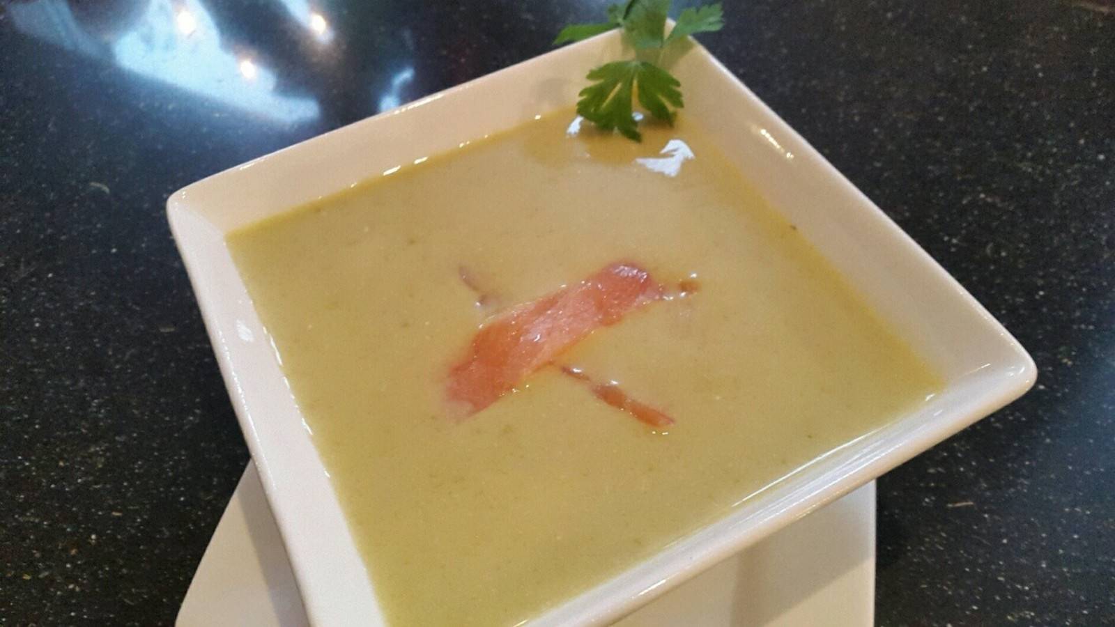 Cremige Eisbergsalatsuppe mit geräuchertem Lachs