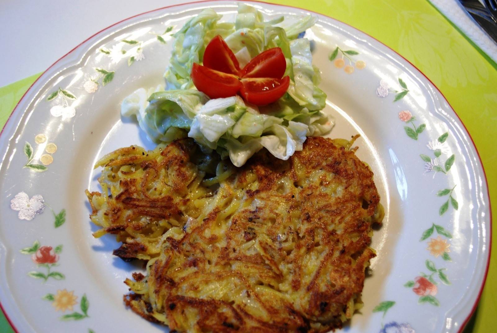 Kartoffelpuffer mit Chili, Käse und Speck Rezept - ichkoche.at