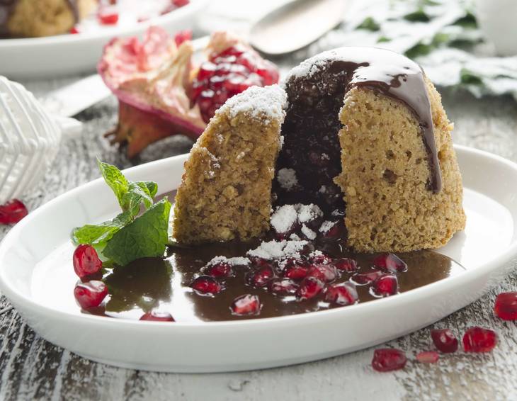 Lebkuchen-Koch mit Nougatsauce und Granatapfel Lebkuchen-Koch mit Nougatsauce und Granatapfel
