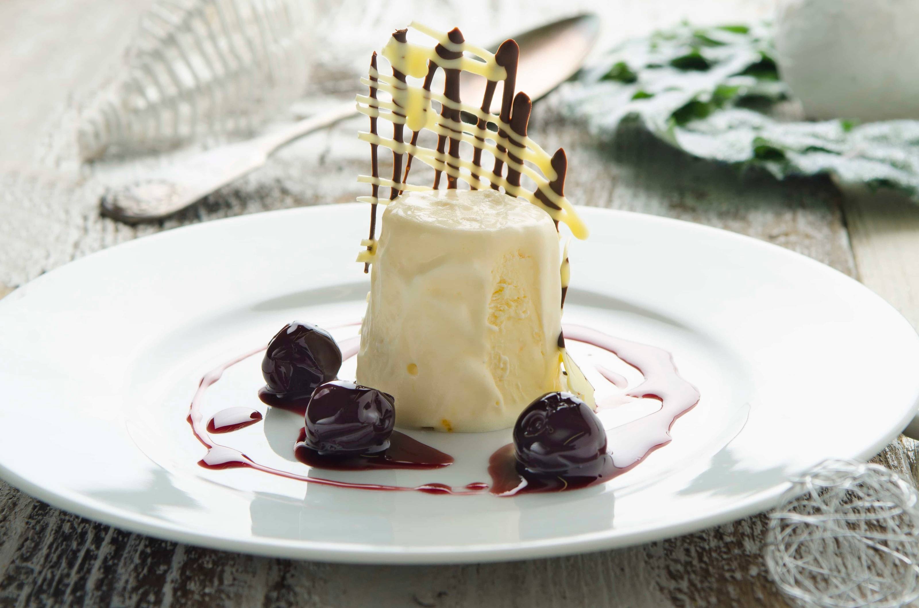 Vanillekipferl-Parfait mit Amarenakirschen Rezept