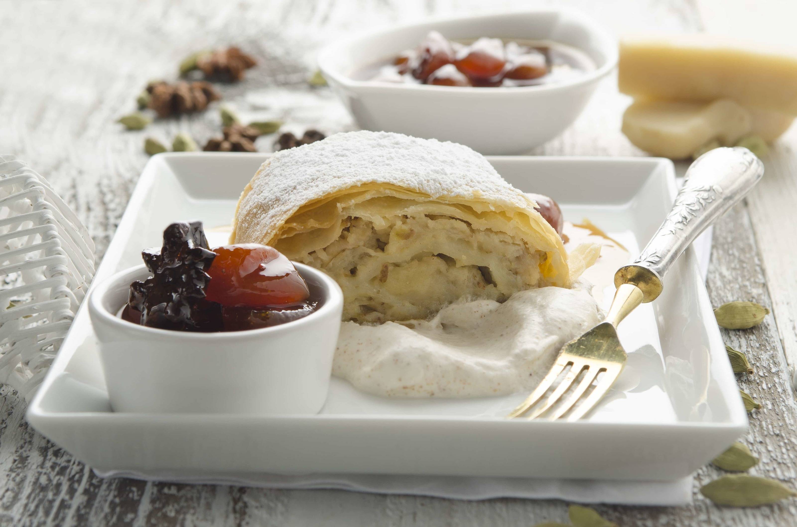 Marzipan-Birnen-Strudel mit Zimtobers und Kardamom-Kumquats Rezept