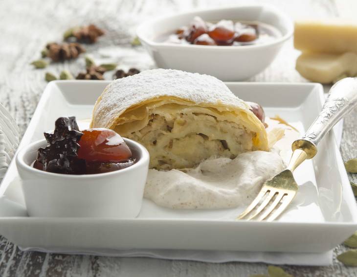 Marzipan-Birnen-Strudel mit Zimtobers und Kardamom-Kumquats