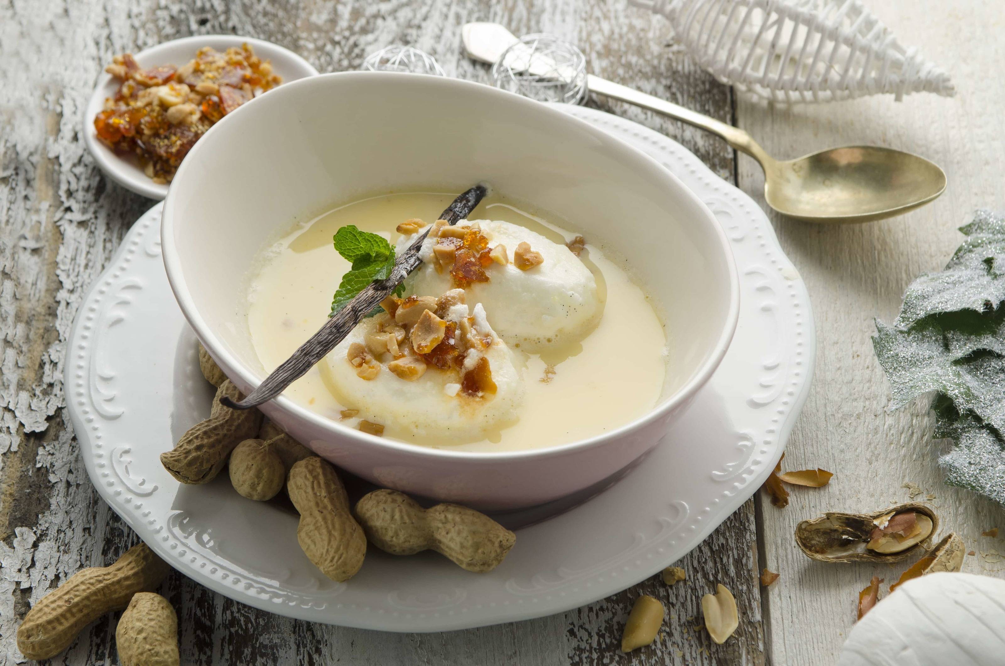 Schneenockerl in der Kanarimilch mit Erdnusskrokant Rezept