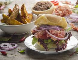 Sloppy-Burger mit Chili-Fries