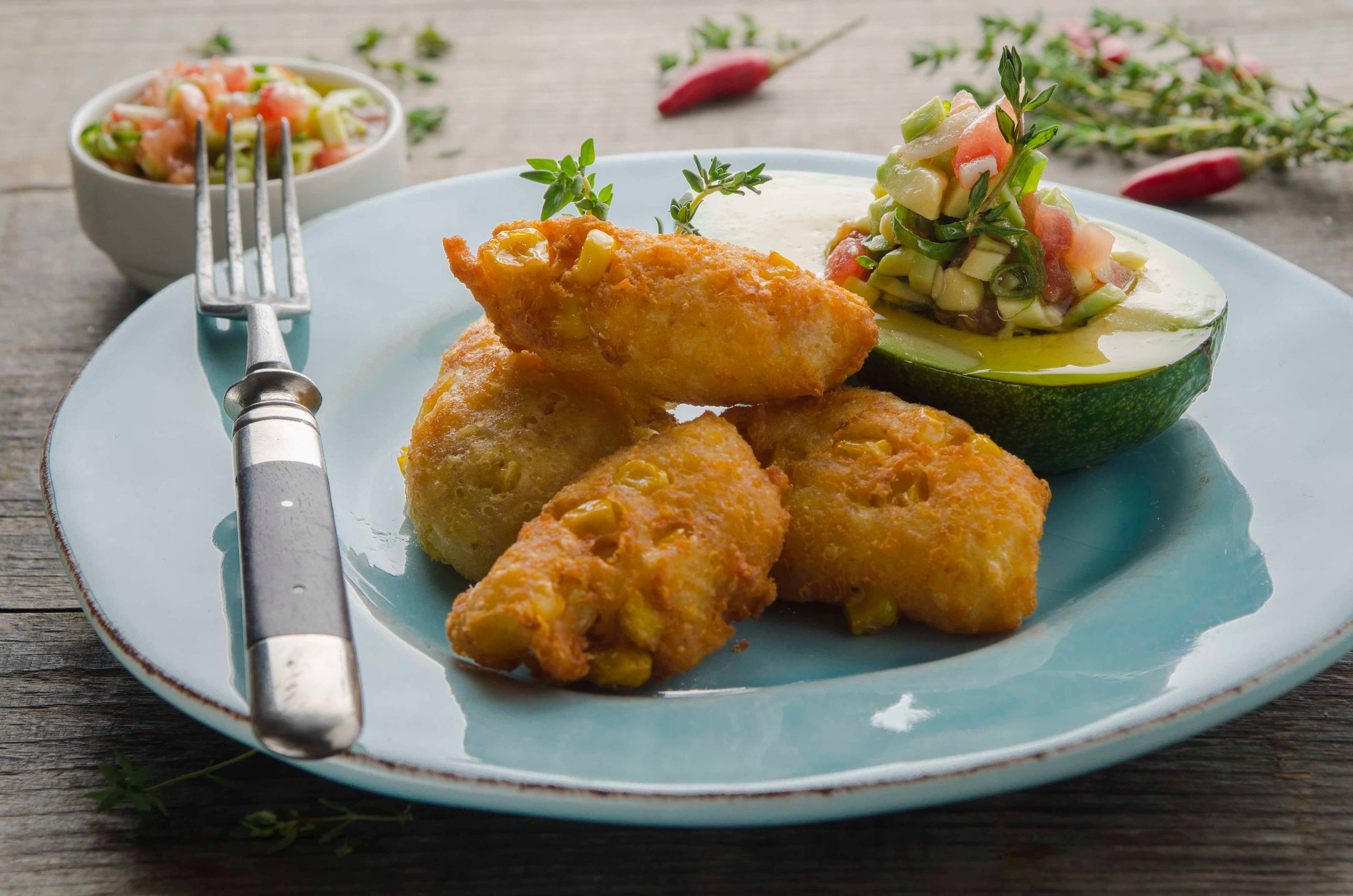 Maisfritters mit Avocado-Relish