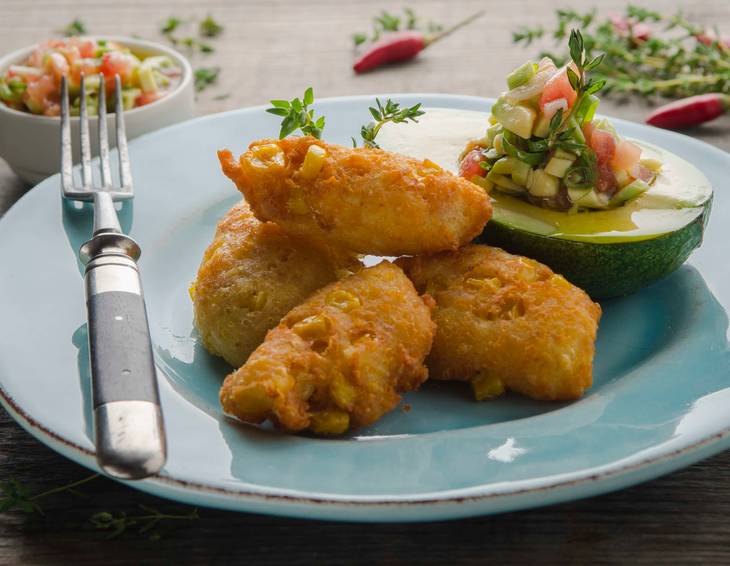 Maisfritters mit Avocado-Relish Maisfritters mit Avocado-Relish