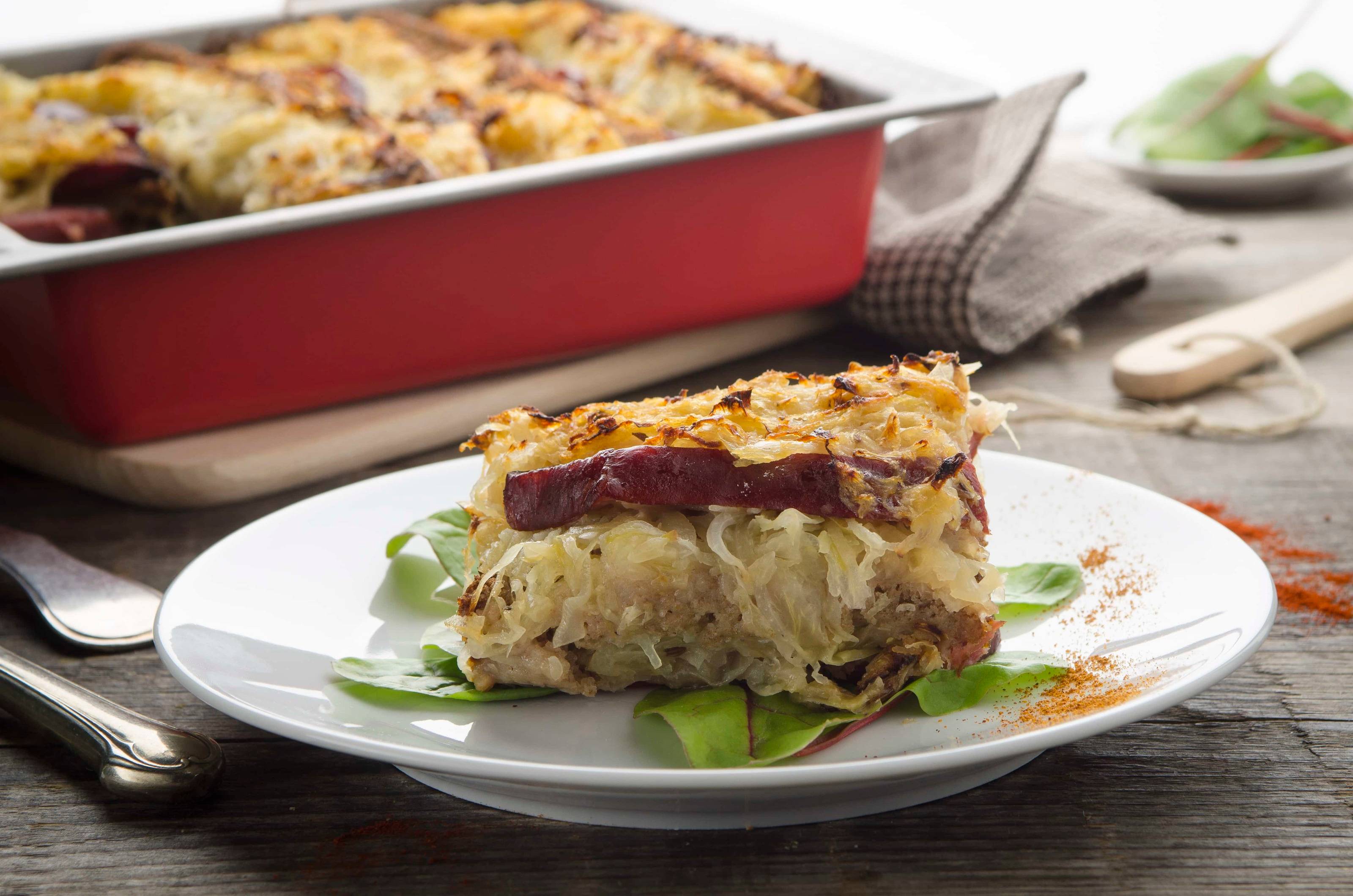 Roggenbrot-Schichtauflauf mit Schnittlauchsauce